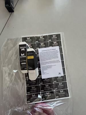 Ein Satz Test-PET-Laser-Etiketten für 10-ml-Glasfläschchen und Schachtel mit Papier-Anleitung und Fläschchen